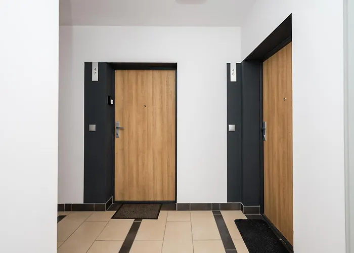 Ursus Deluxe By Bookinghost Warschau